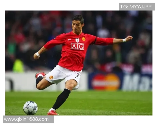 球迷疯狂冲进场内抢C罗球衣引发欧冠赛场热议